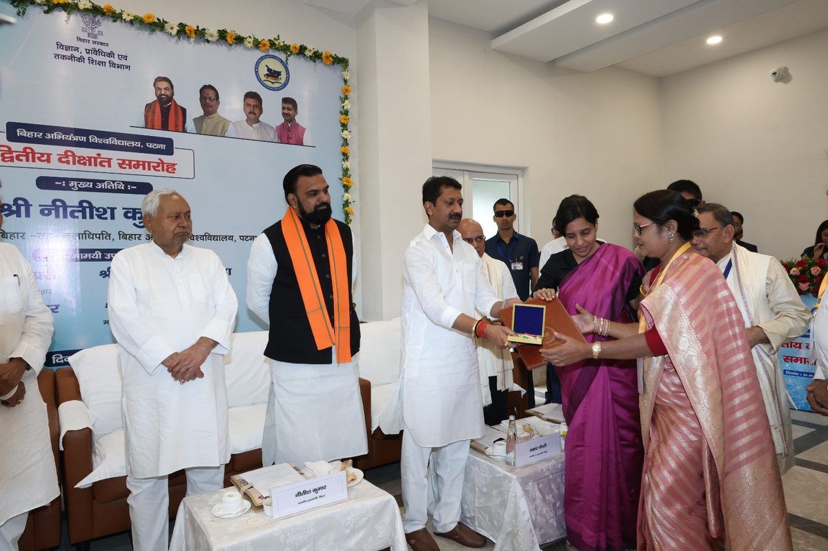 Md Saif Ali's mother receiving the award from Bihar Chief Minister Nitish Kumar